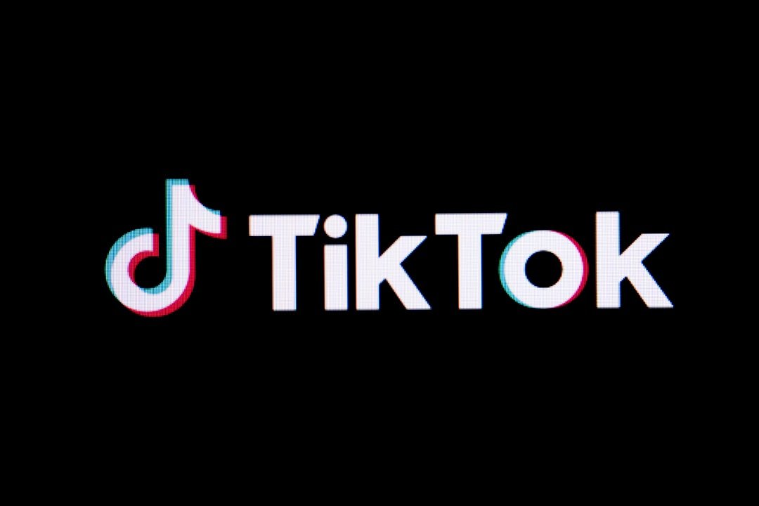 Imagem de uma pessoa fazendo uma live no TikTok