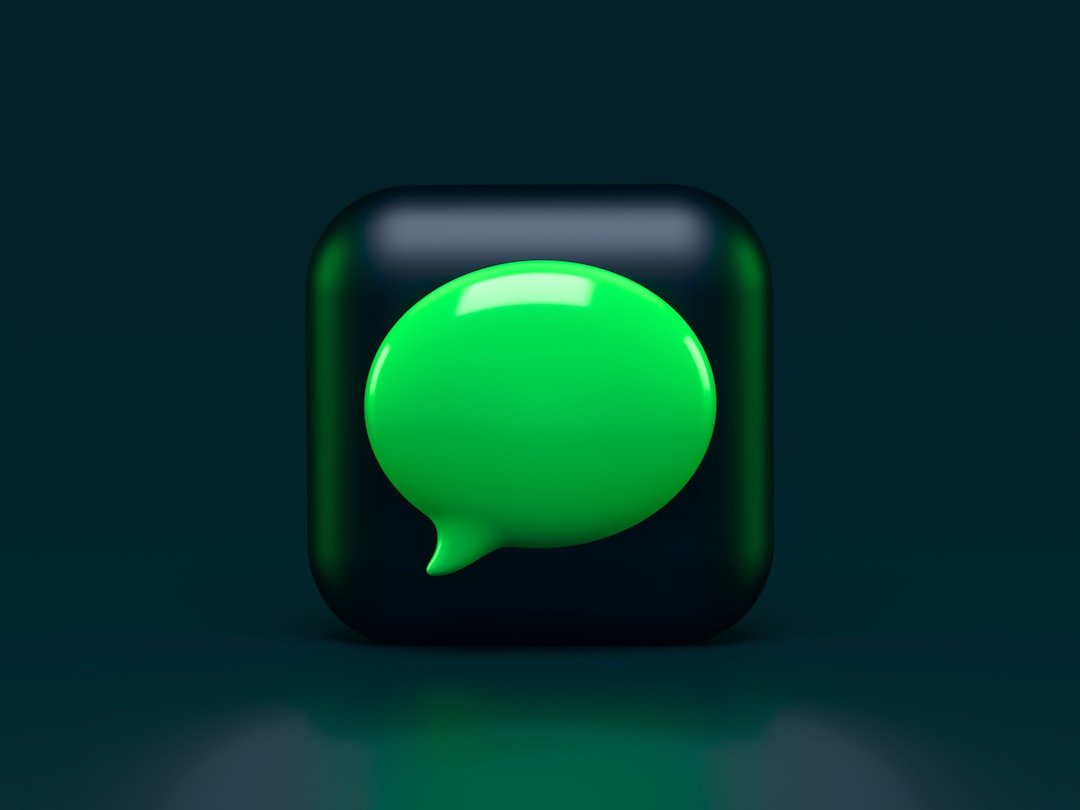 Imagem de uma pessoa usando um smartphone com o WhatsApp